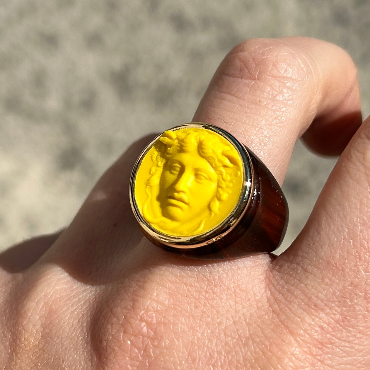 Bague Medusa ronde portée jaune Grandtour Collection