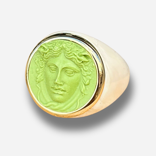 Bague Médusa ronde vert ivoire Grandtour Collection visage relief vert doré