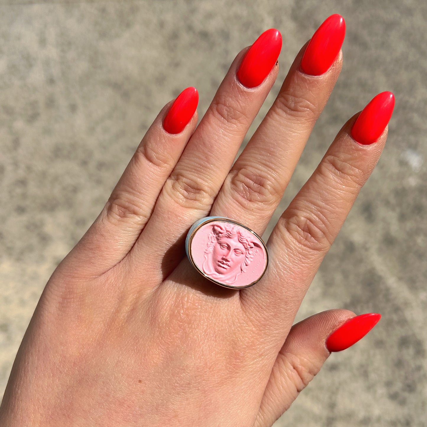 Bague Medusa portée Grandtour Collection pastel