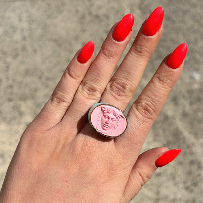 Bague Medusa portée Grandtour Collection pastel