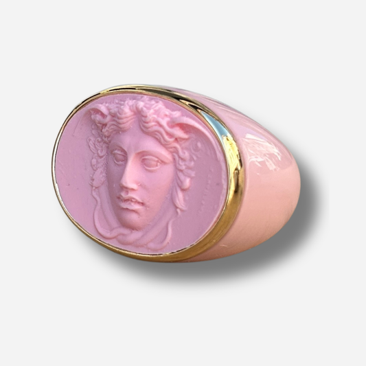 Bague Médusa rose Grandtour Collection visage sculpté rose contour doré