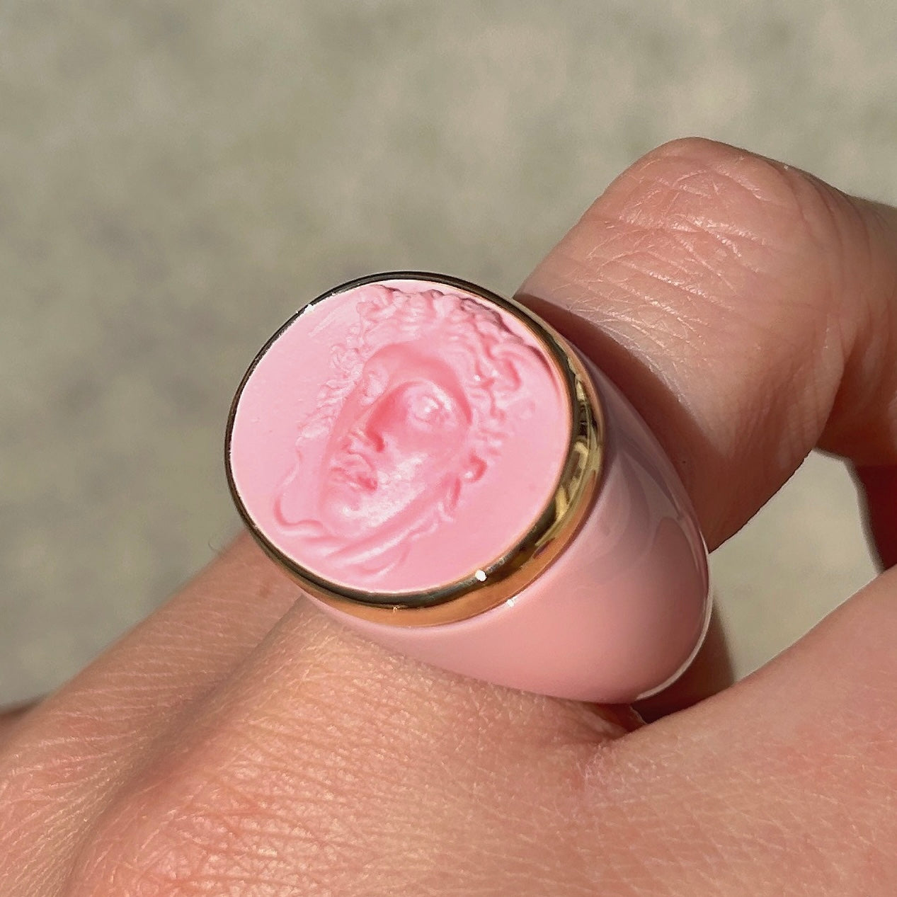Bague Medusa portée résine rose Grandtour Collection