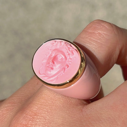 Bague Medusa portée résine rose Grandtour Collection