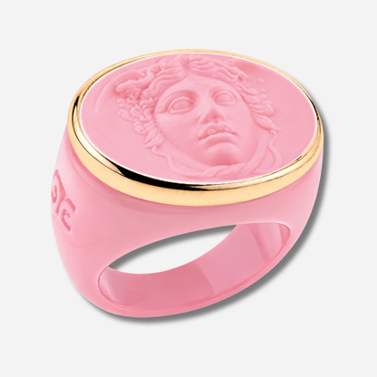Bague Medusa portée résine rose Grandtour Collection