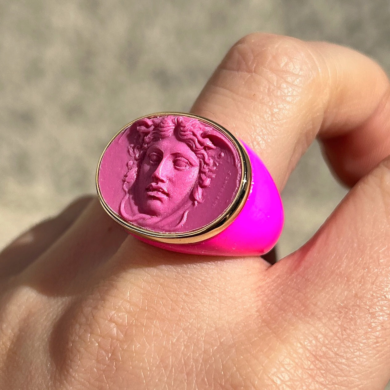 Bague pierre rose violet dorée ajustable Grandtour Collection