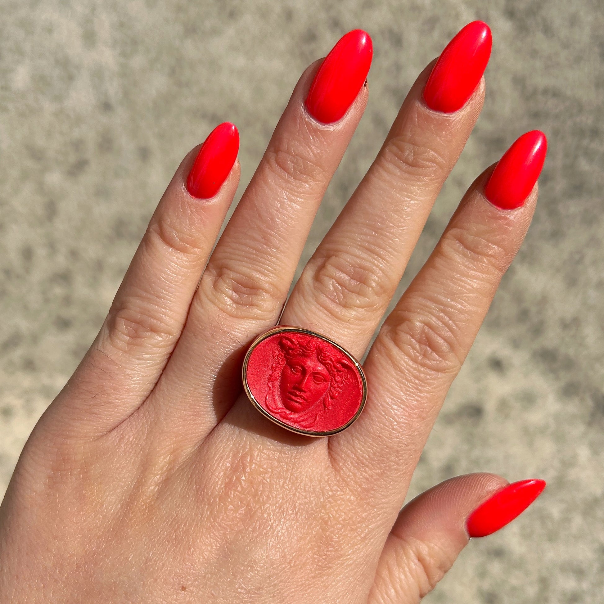 Bague Medusa rouge portée Grandtour Collection
