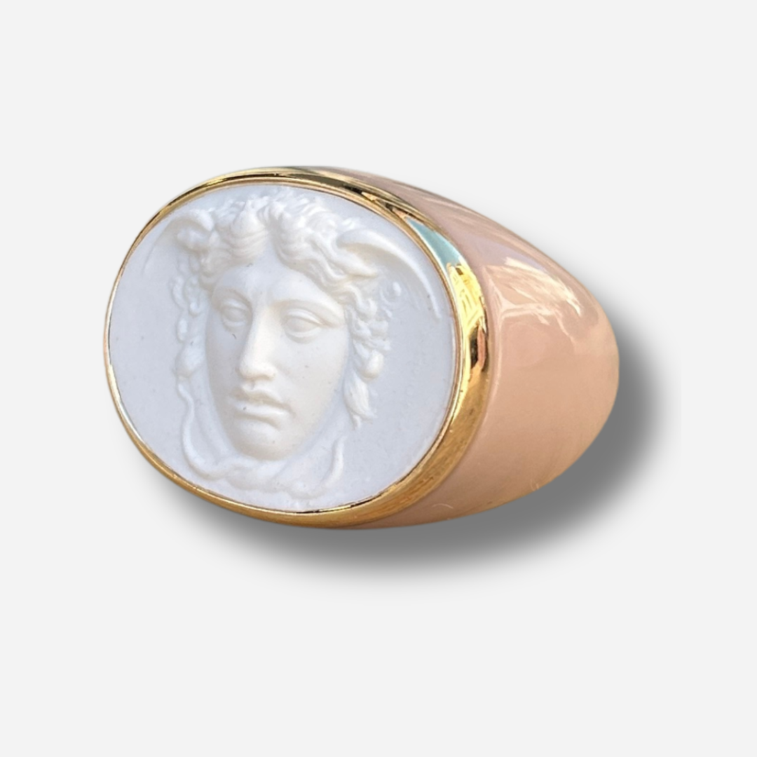 Bague Médusa taupe Grandtour Collection visage blanc sculpté contour doré