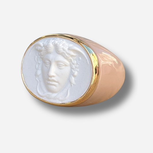 Bague Médusa taupe Grandtour Collection visage blanc sculpté contour doré