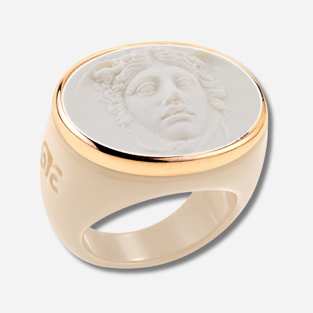 Bague Médusa taupe Grandtour Collection visage blanc sculpté contour doré