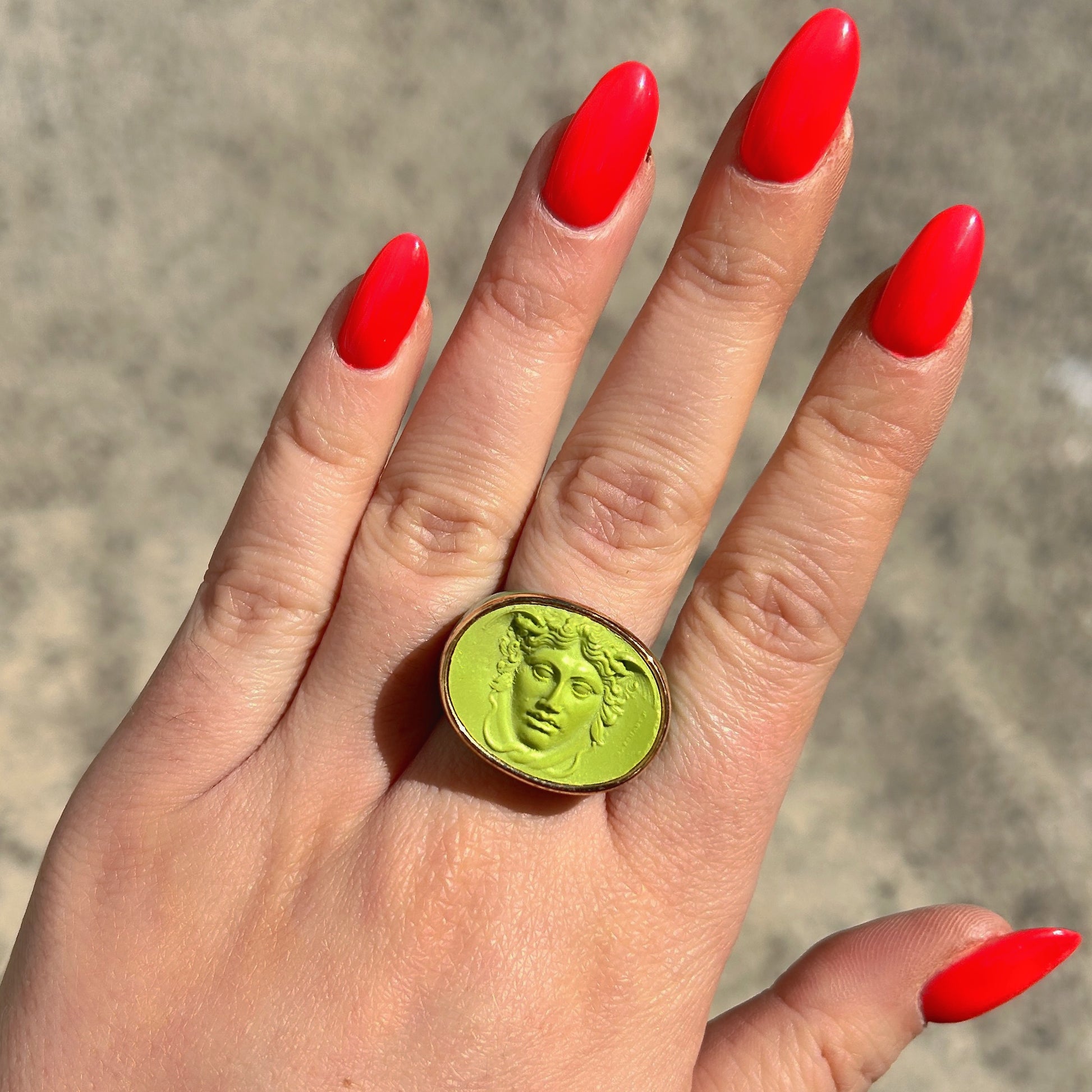 Bague visage Medusa vert clair doré style moderne