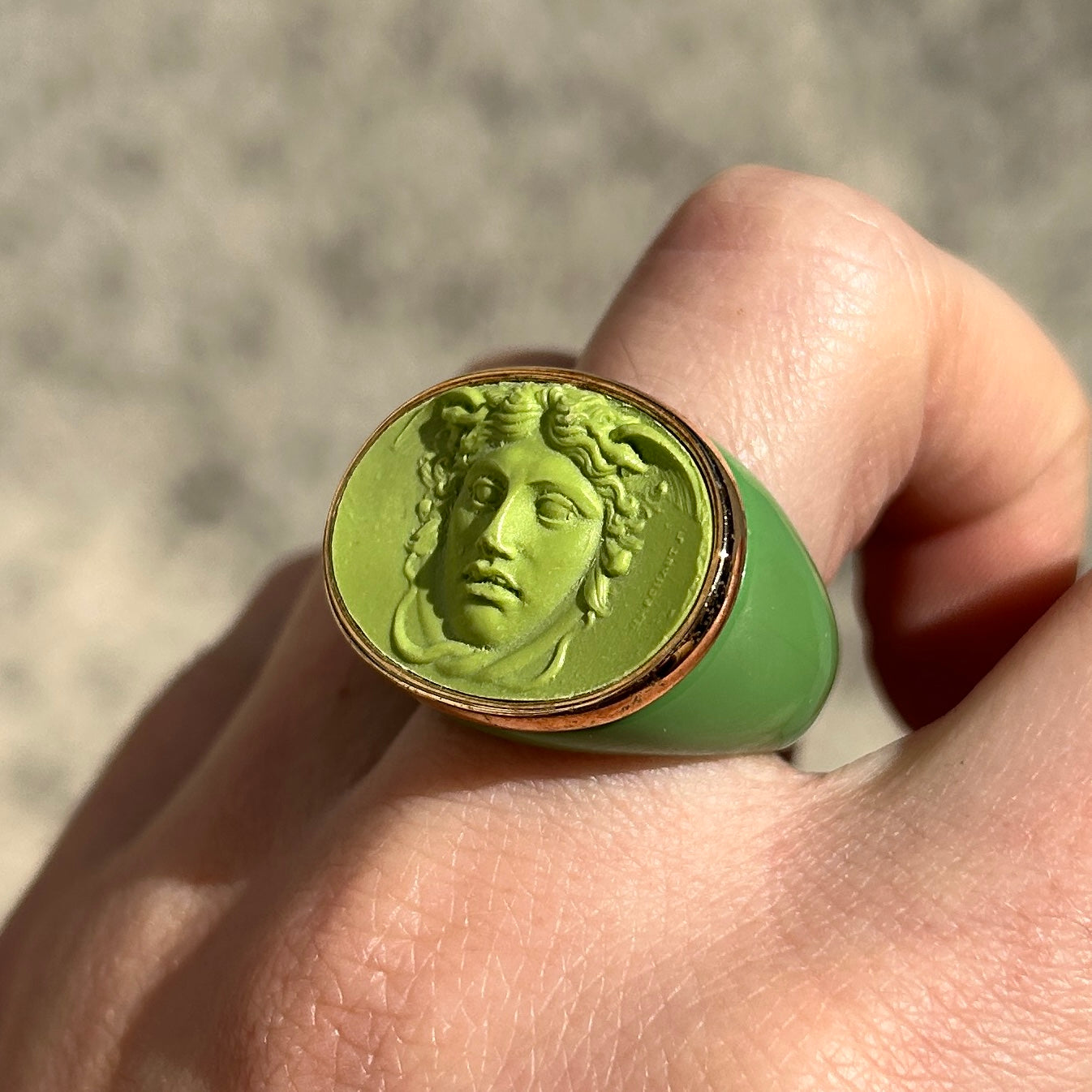 Bague Medusa vert clair portée Grandtour Collection