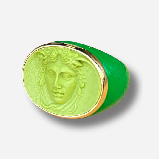 Bague Médusa vert menthe Grandtour Collection visage relief vert pastel contour doré