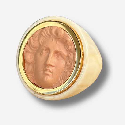 Bague Médusa XXL beige ivoire Grandtour Collection visage relief doré élégant
