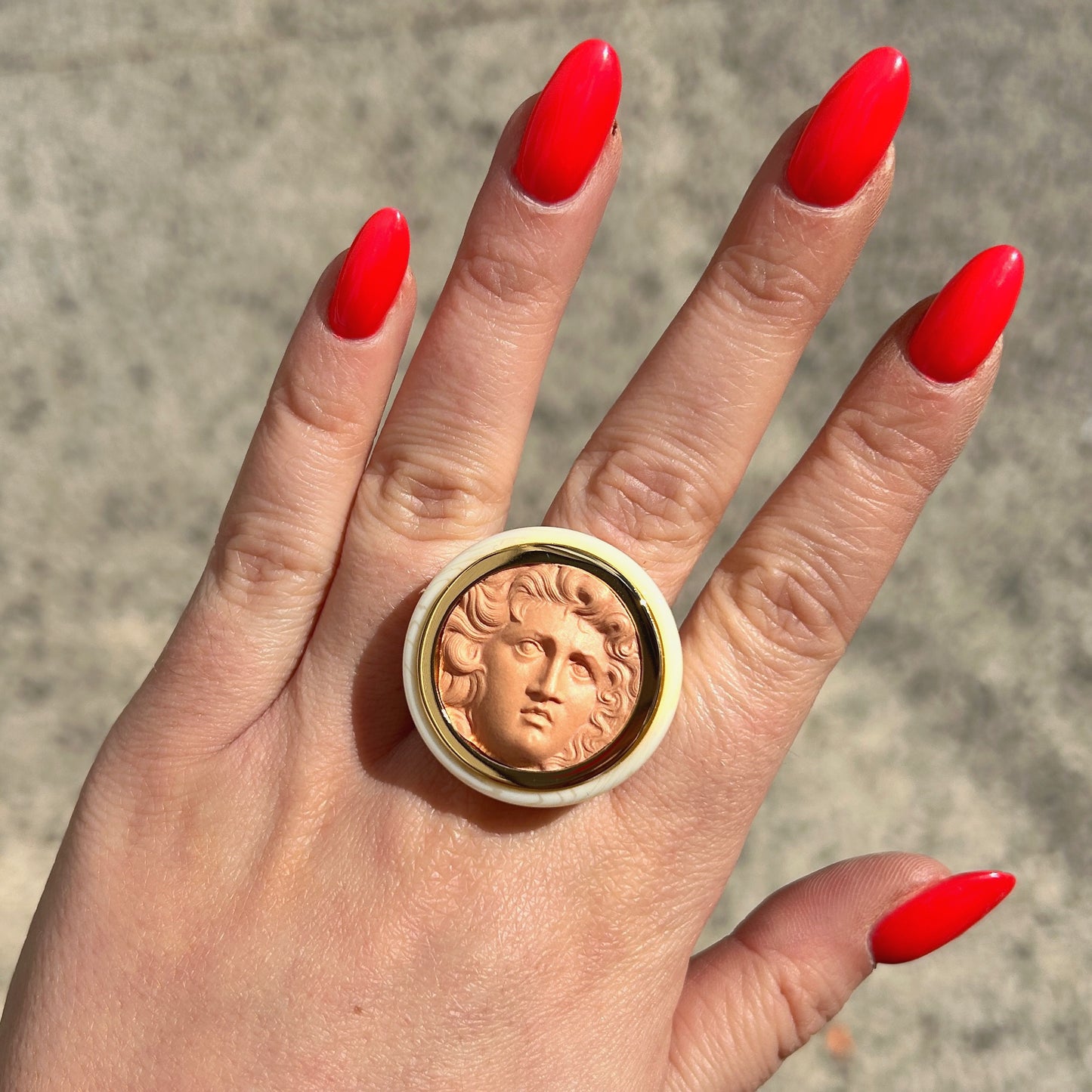Bague Medusa XXL ivoire beige Grandtour Collection
