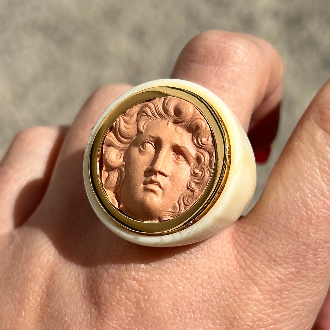 Bague Medusa XXL portée Grandtour Collection