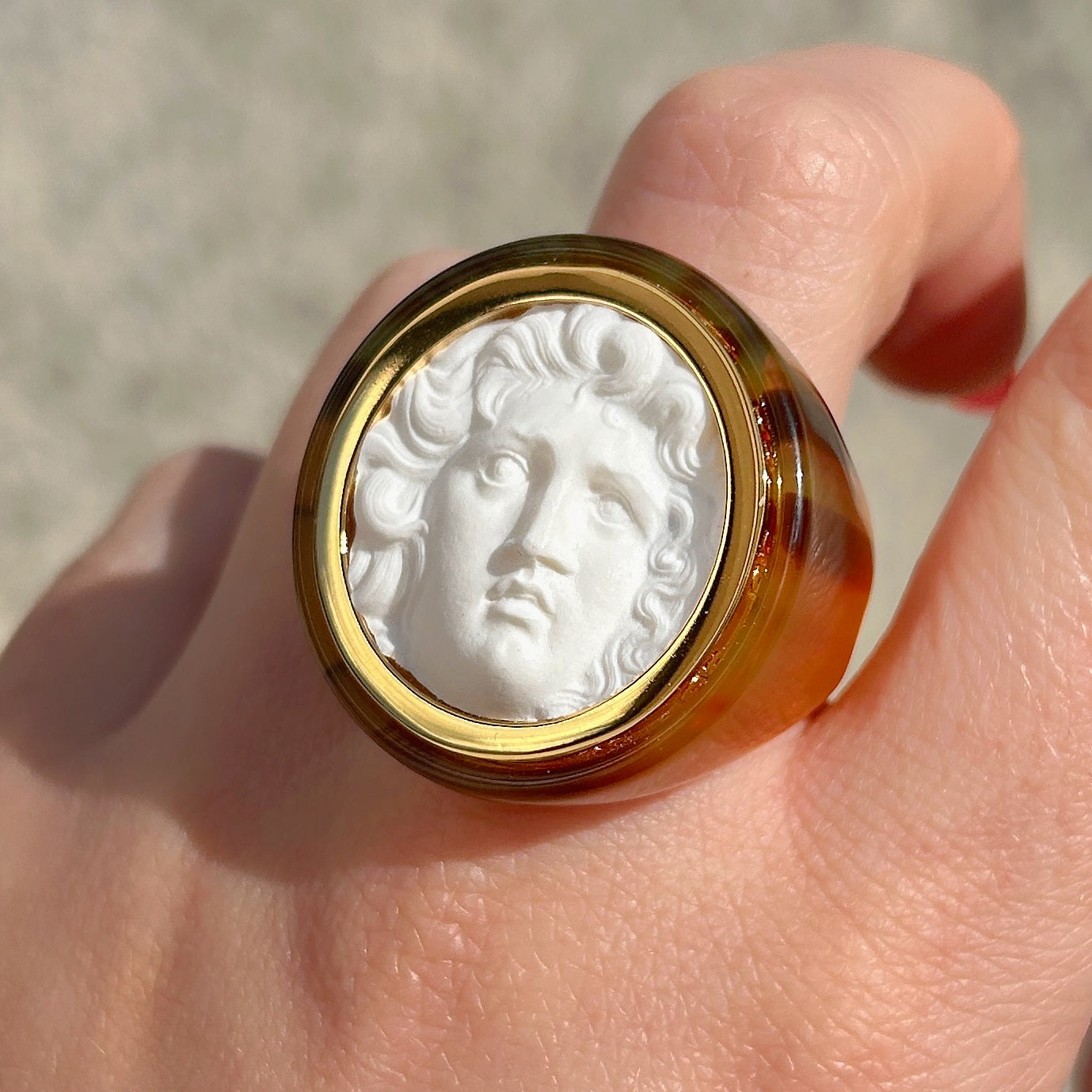 Bague Medusa XXL blanc effet camee Grandtour Collection
