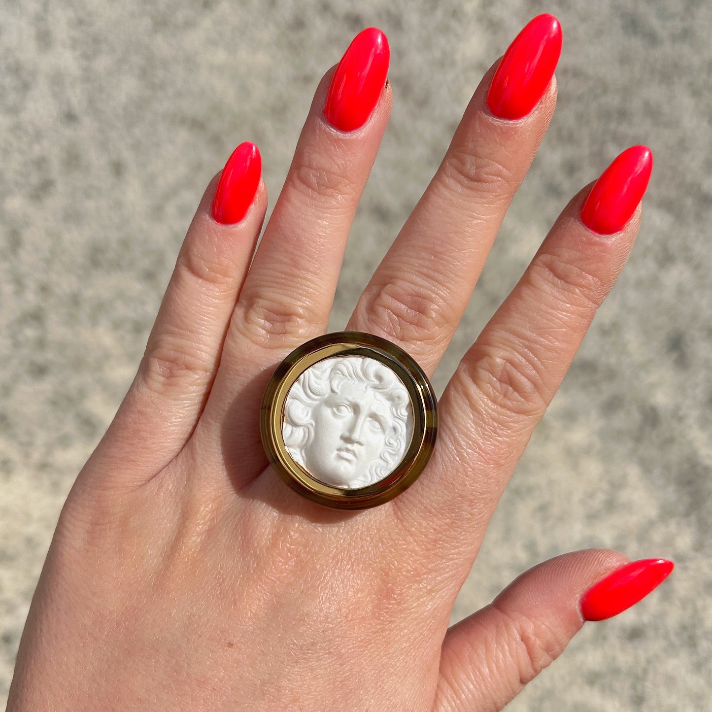 Bague Medusa marron ecaille doré style chic