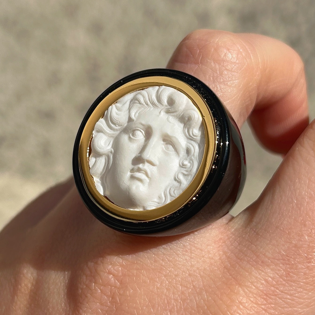 Bague Medusa XXL portée Grandtour Collection