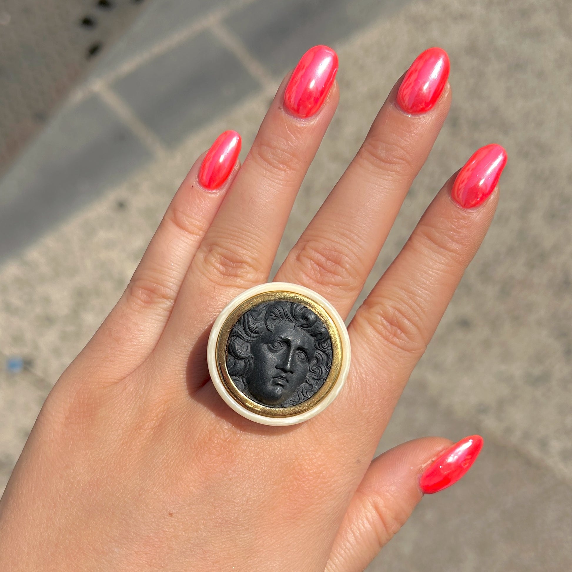 Bague Medusa noir et ivoire doré style tendance femme