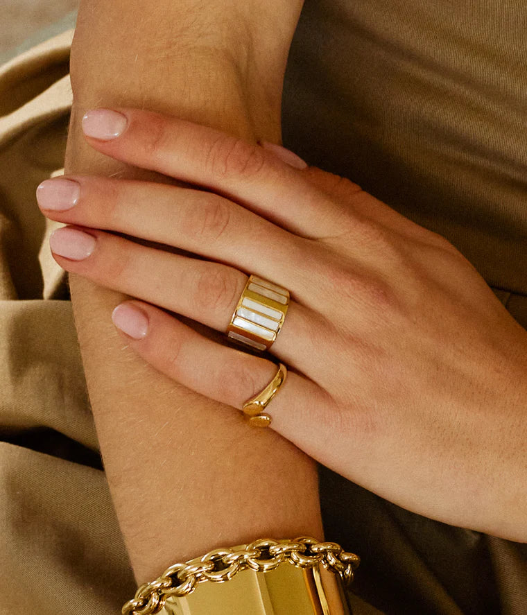 Bague Menfi ZAG acier doré nacre blanche large ajustable bijou femme graphique Divinity Sète