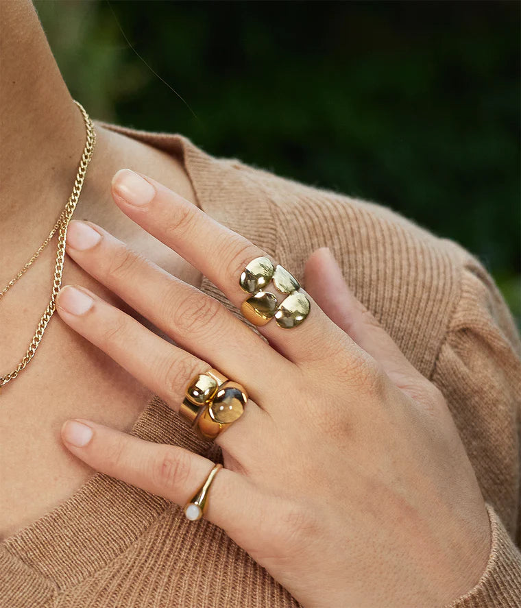 Bague Moebi Zag portée à la main