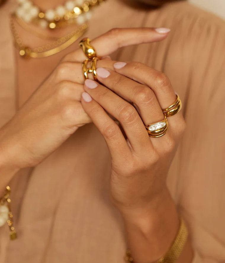 Bague Nacar Zag portée au doigt