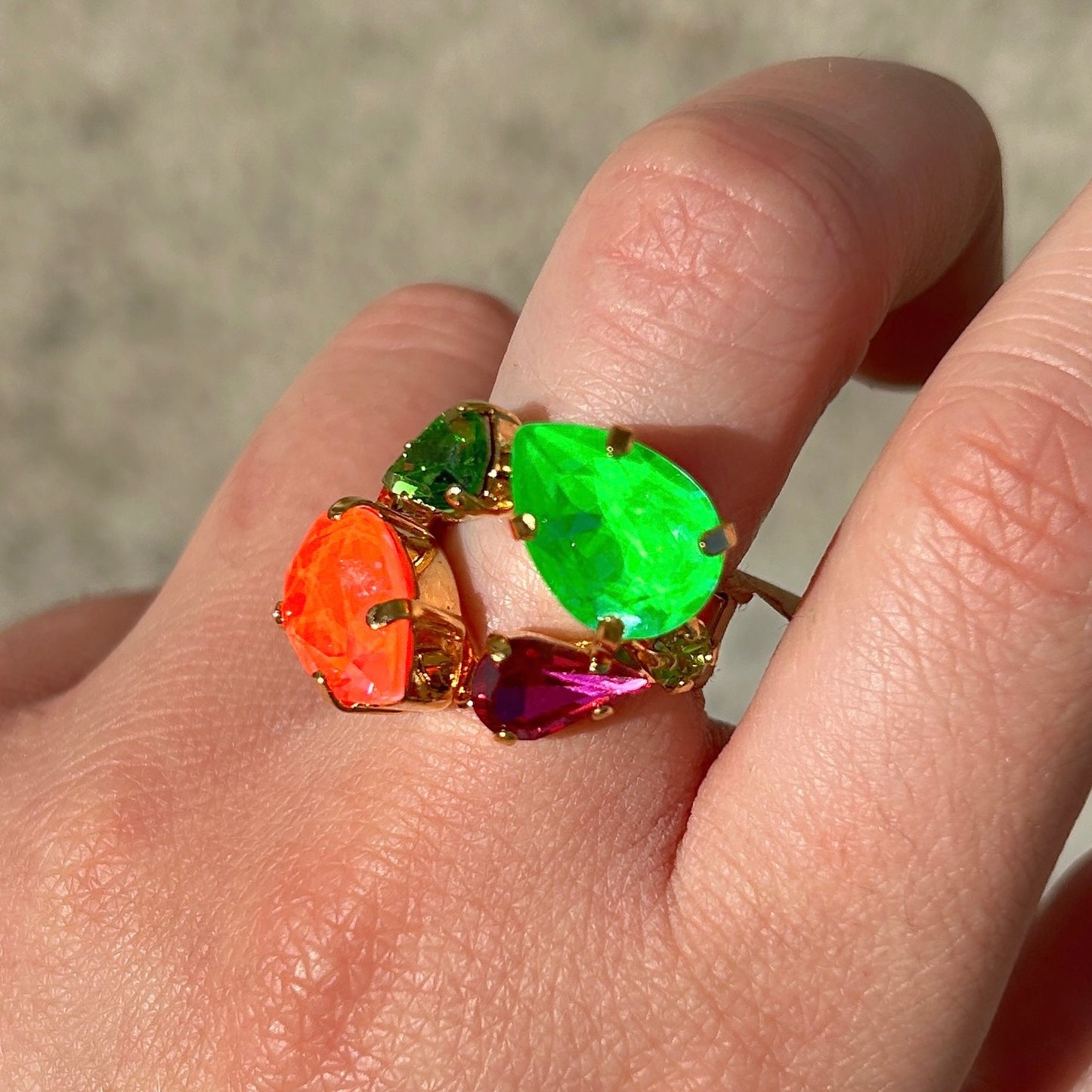 Bague Naira Fluo portée Crézus