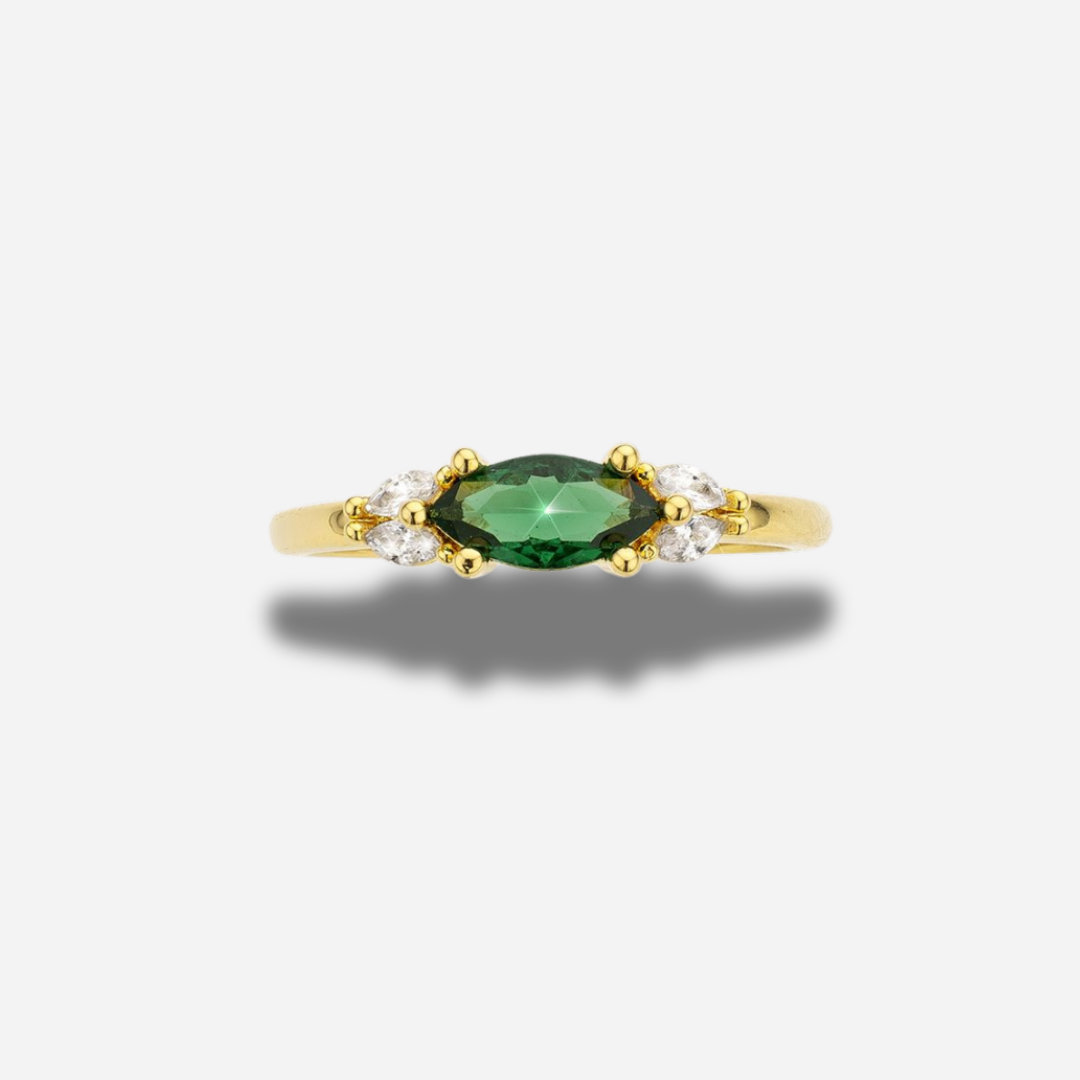 Détail de la bague Neptune Mya Bay pierre verte et cristaux
