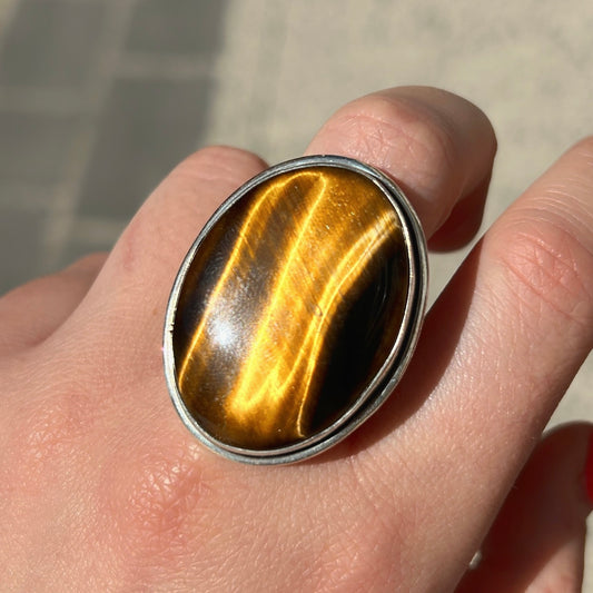 Bague pierre œil de tigre reflets dorés femme