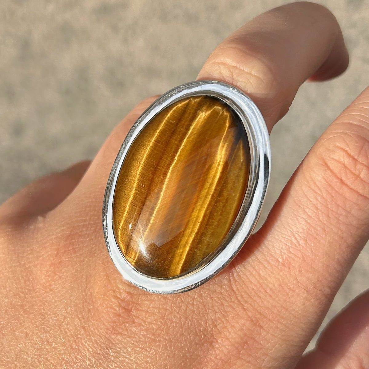 Bague Œil de Tigre Ovale XL réglable en argent 925 portée à la main
