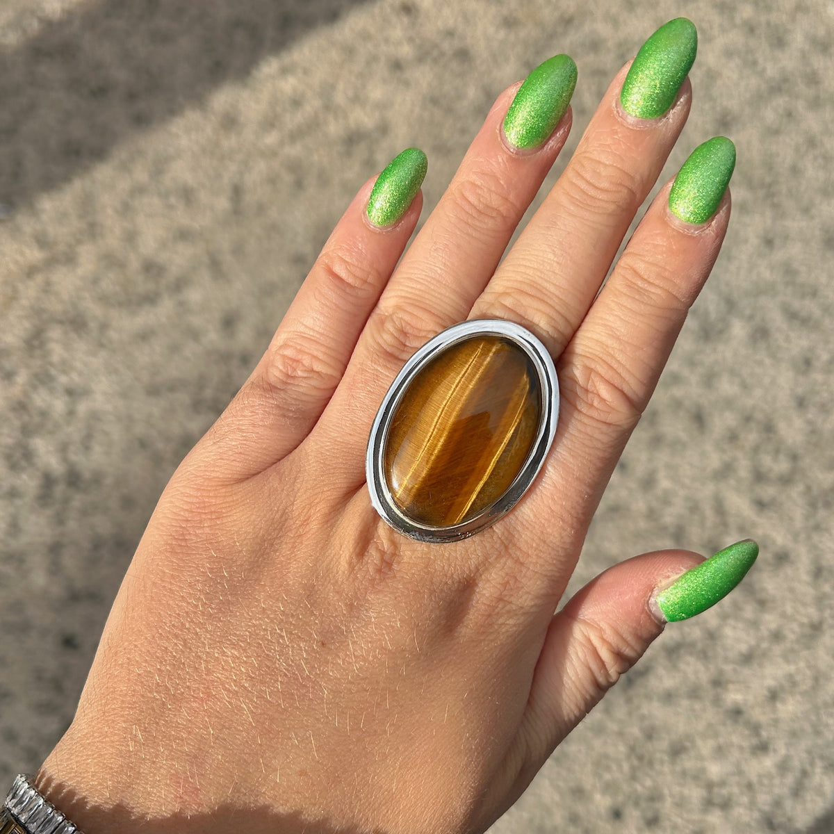 Bague Œil de Tigre Ovale XL réglable en argent 925 portée à la main
