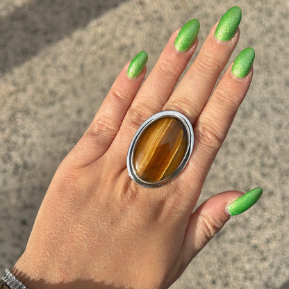 Bague Œil de Tigre Ovale XL réglable en argent 925 portée à la main
