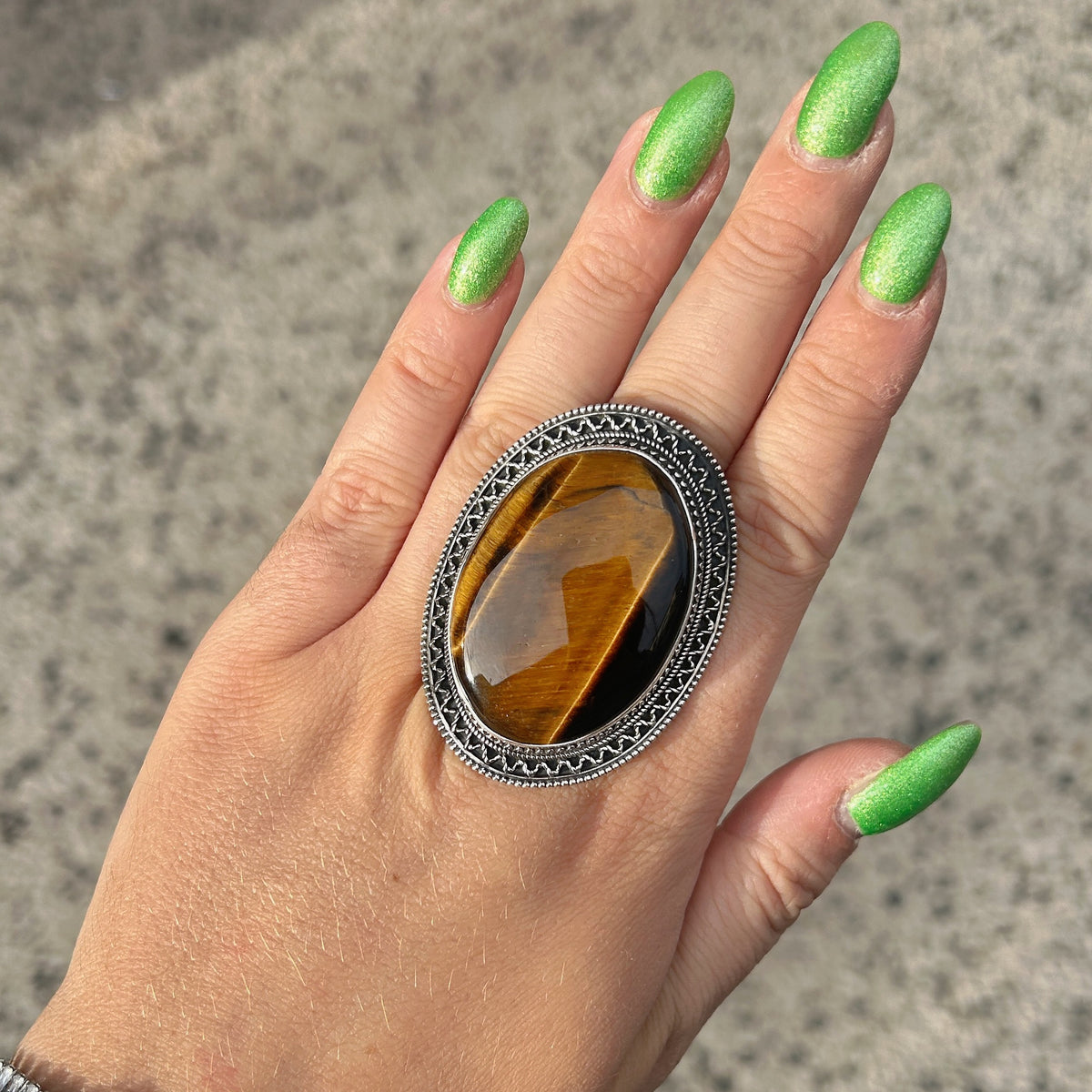 Bague Œil de Tigre Ovale XXL réglable en argent 925 portée à la main
