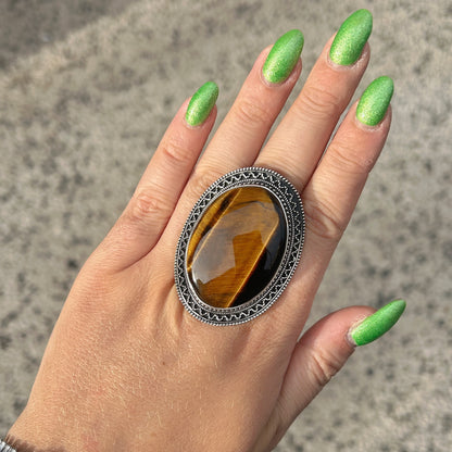 Bague Œil de Tigre Ovale XXL réglable en argent 925 portée à la main
