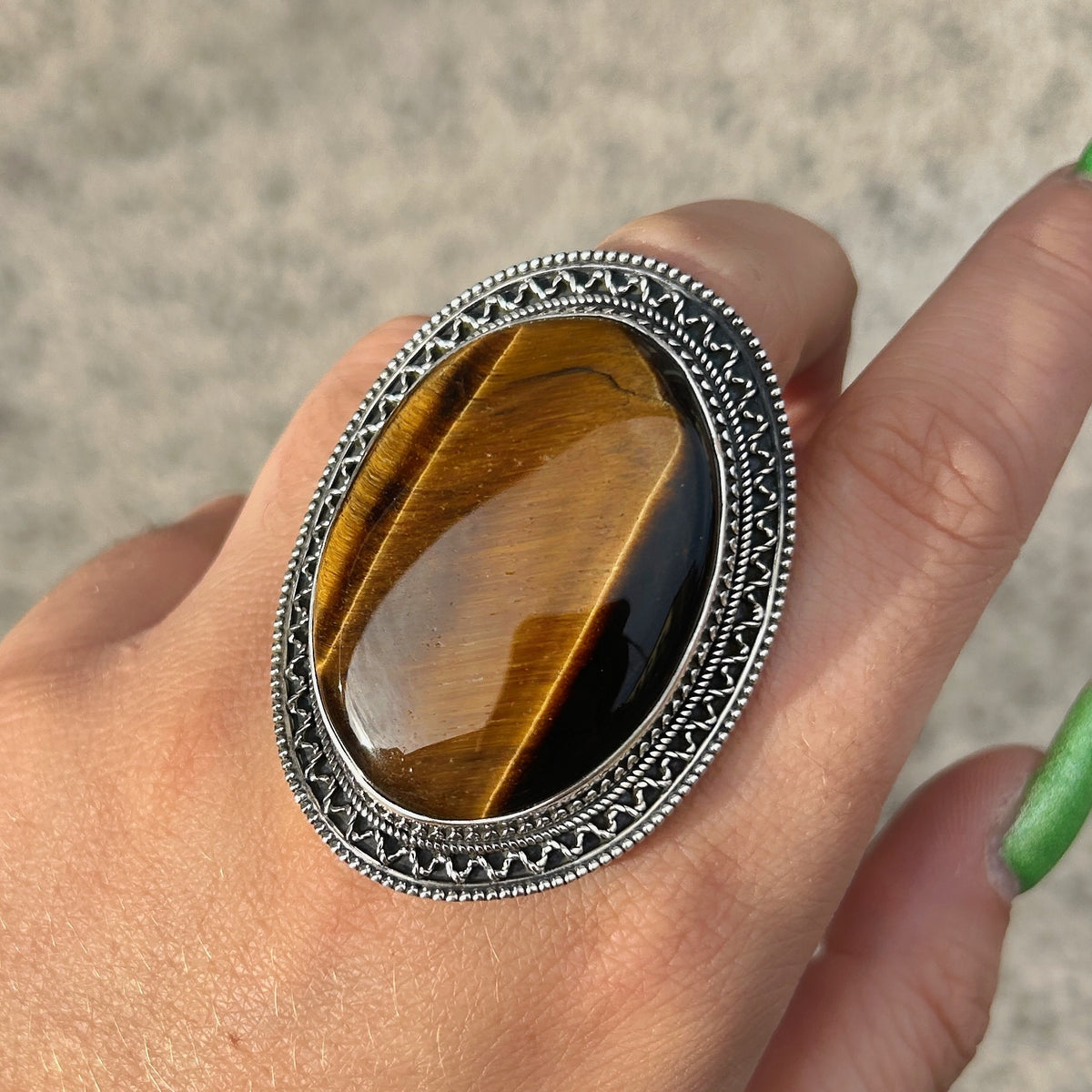 Bague Œil de Tigre Ovale XXL réglable en argent 925 portée à la main
