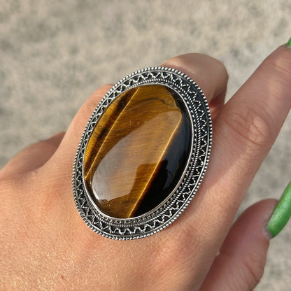 Bague Œil de Tigre Ovale XXL réglable en argent 925 portée à la main
