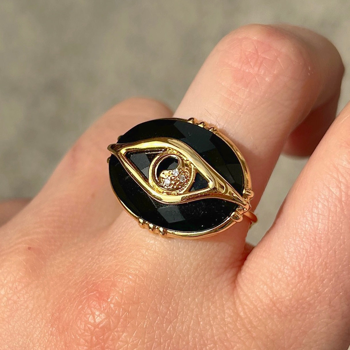 Bague portée oeil noir Au Fil de Lo
