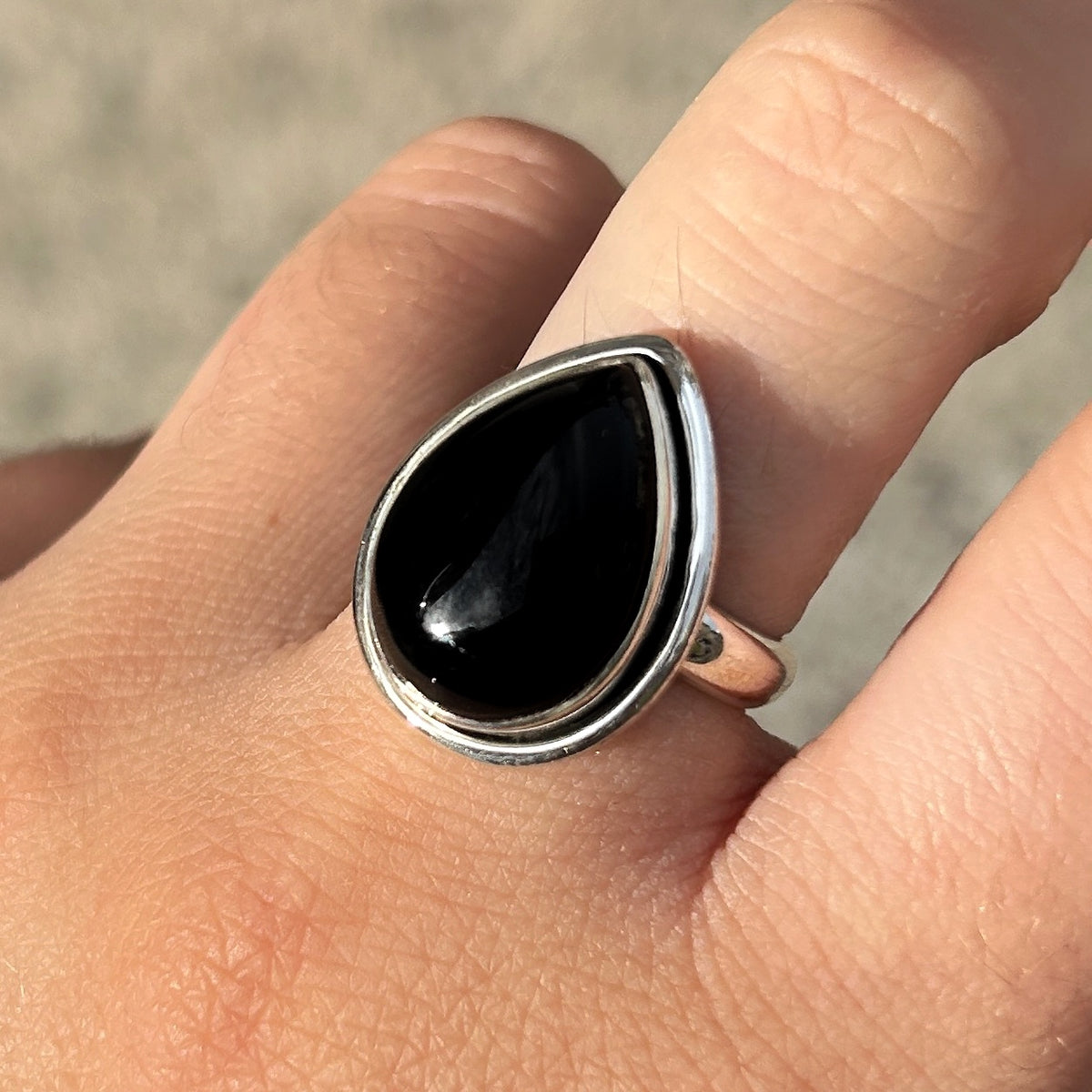 Bague Onyx Noir Goutte en argent 925 avec pierre naturelle noire brillante
