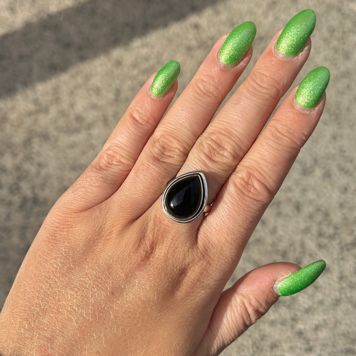 Bague Onyx Noir Goutte en argent 925 avec pierre naturelle noire brillante
