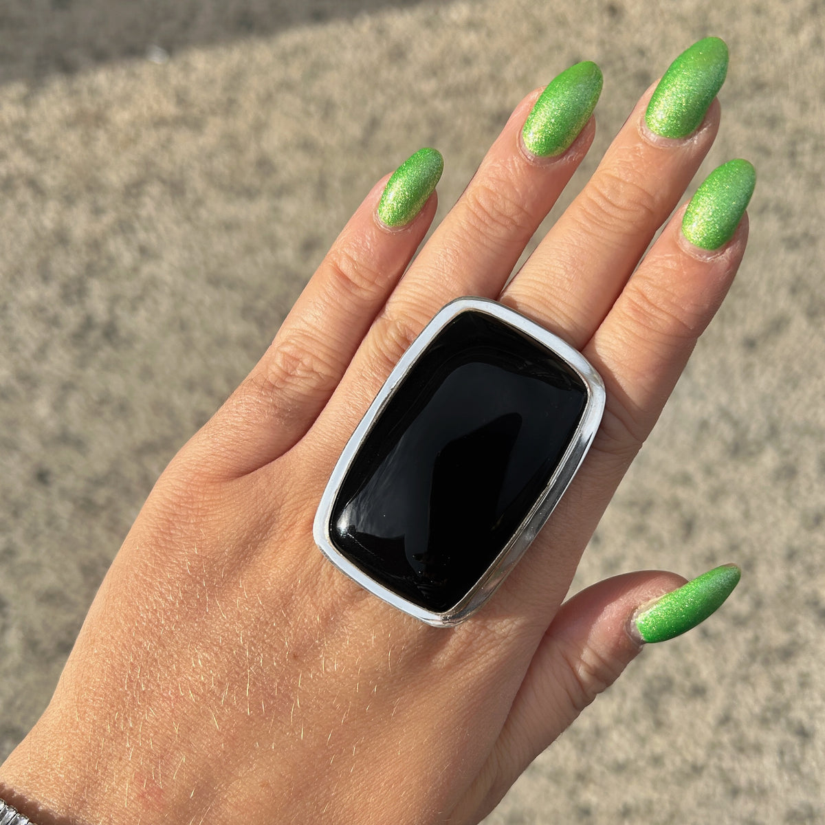 Bague Onyx Noir Rectangle réglable en argent 925 portée à la main
