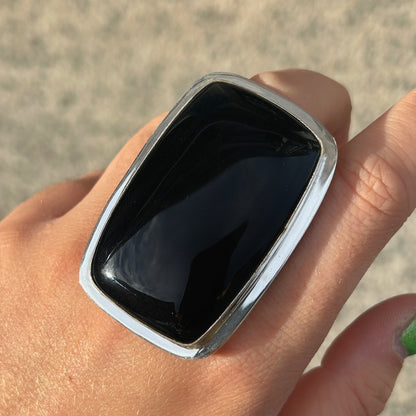 Bague Onyx Noir Rectangle réglable en argent 925 portée à la main

