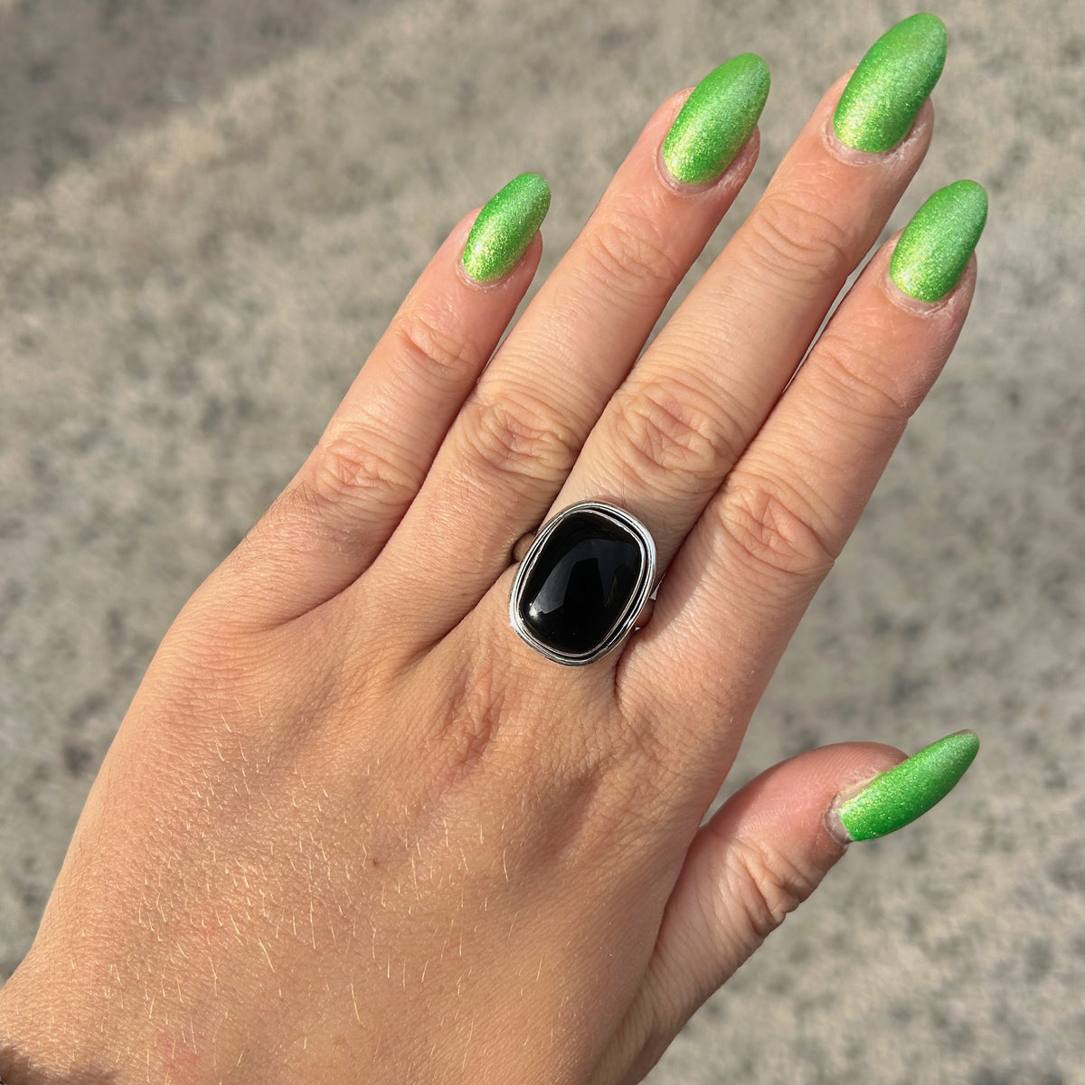 Bague Onyx Noir Rectangle XS en argent 925 portée à la main
