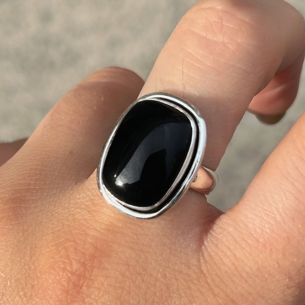 Bague Onyx Noir Rectangle XS en argent 925 portée à la main
