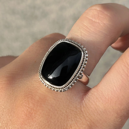 Bague Onyx Noir Rectangle XS en argent 925 avec contour tressé portée à la main

