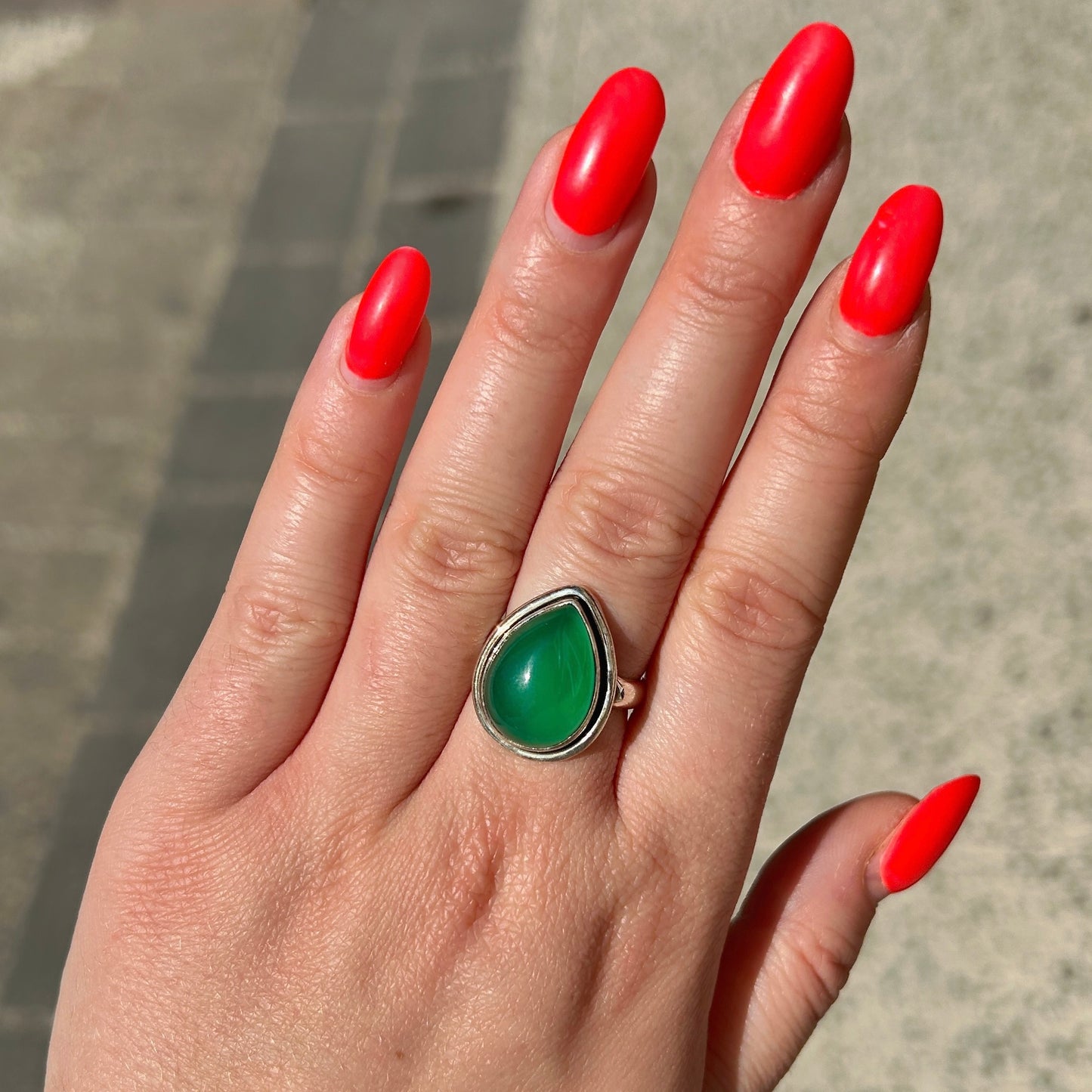 Bague onyx vert goutte portée femme argent 925