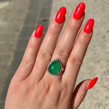 Bague onyx vert goutte portée femme argent 925