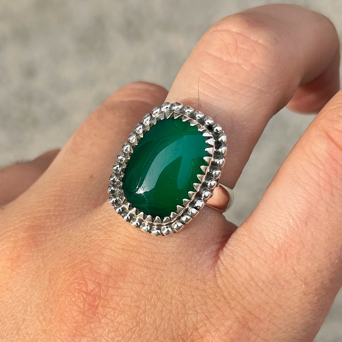 Bague Onyx Vert Rectangle XS en argent 925 et pierre naturelle portée à la main
