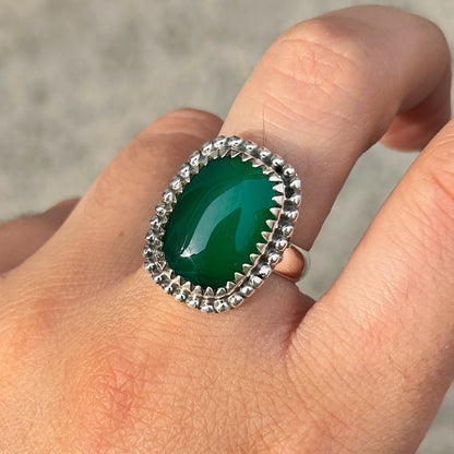Bague Onyx Vert Rectangle XS en argent 925 et pierre naturelle portée à la main
