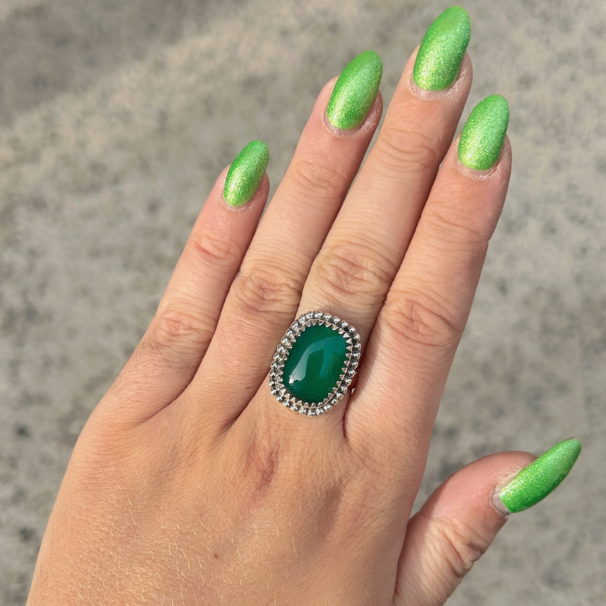 Bague Onyx Vert Rectangle XS en argent 925 et pierre naturelle portée à la main
