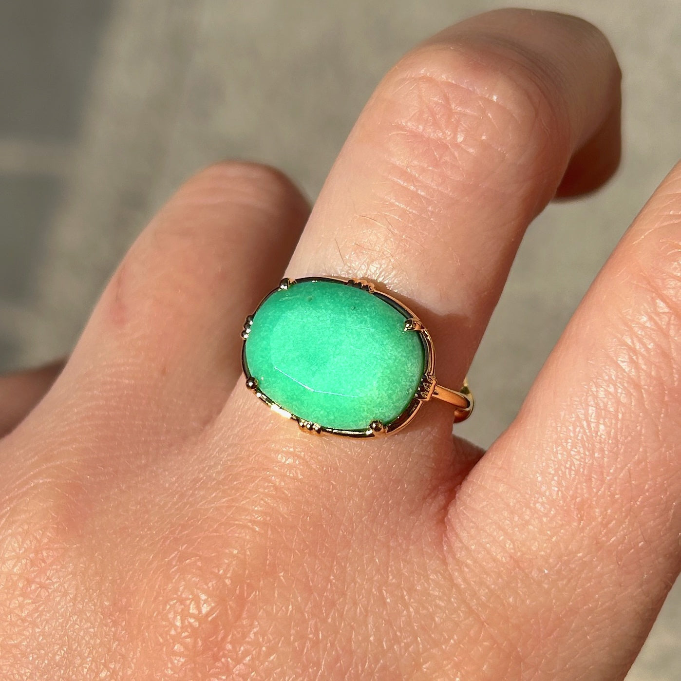 Bague chrysoprase Au Fil de Lo verte lumineuse femme